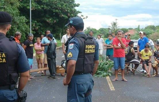Moradores liberam avenida ap&oacute;s 2h, mas n&atilde;o desistem de protesto