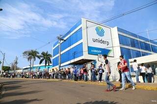 Fila gigantesca em frente à Uniderp para feira de empregos. (Foto: Fernando Antunes)