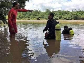 Bombeiro encontra corpo de pedreiro que desapareceu em c&oacute;rrego com filho