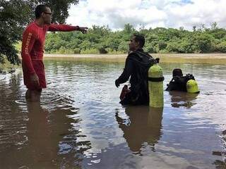 Bombeiros durante buscas a corpo de pedreiro em córrego (Foto: César Galeano)