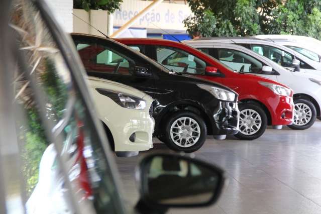 Venda de ve&iacute;culos novos cai 21% e concession&aacute;rias &quot;brigam&quot; por cliente