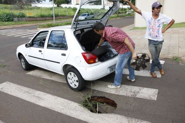 Carro cai em buraco, pneu estoura e assusta aposentadas na Capital