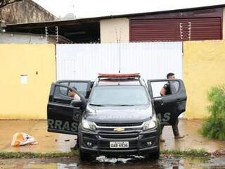 Policiais do Garras voltaram nesta manhã até a casa onde era utilizada de base pela quadrilha (Foto: Paulo Francis) 