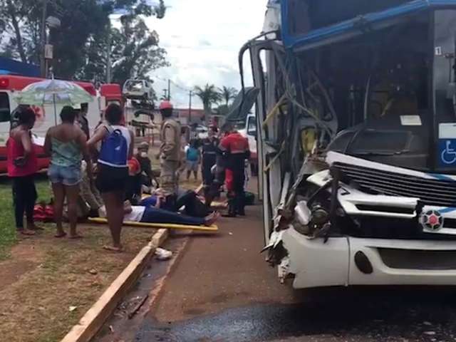 V&iacute;timas de acidente entre &ocirc;nibus e caminh&atilde;o tiveram ferimentos leves