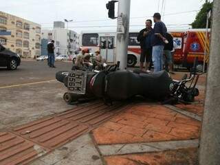 A moto envolvida no acidente foi parar na calçada, do outro lado da rua. (Foto: Fernando Antunes)