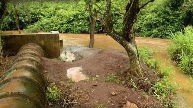 C&oacute;rrego alcan&ccedil;a n&iacute;vel m&aacute;ximo e Defesa Civil alerta para risco de inunda&ccedil;&atilde;o 