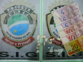 Porções de drogas e dinheiro apreendido pela Polícia Civil. (Foto: Divulgação)