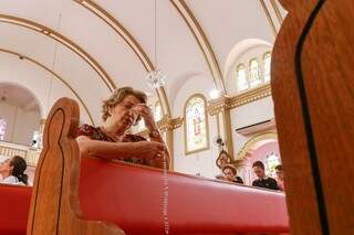 Mulher rezando durante missa de Via Sacra (Foto: Henrique Kawaminami)