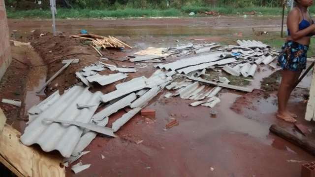 Vento destelhou casas no Vespasiano Martins e fez  &aacute;rvore pegar fogo