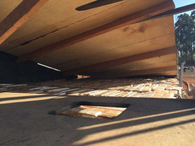 Carga de 2 toneladas de maconha &eacute; encontrada em fundo falso de carreta