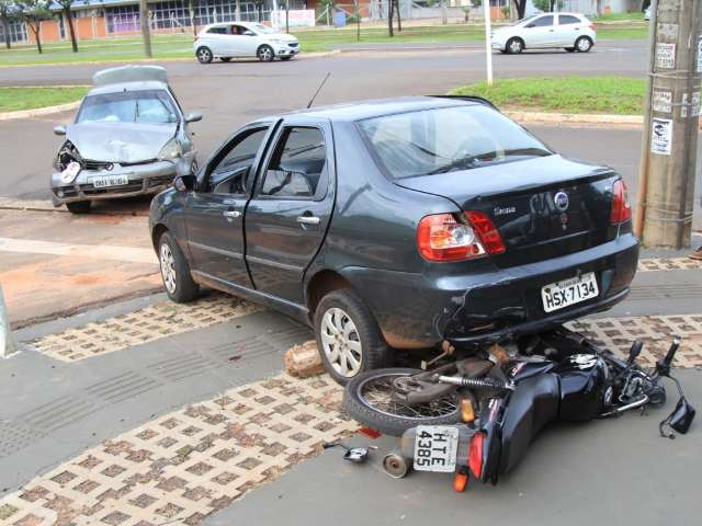 Quatro ficam feridos em acidente envolvendo tr&ecirc;s ve&iacute;culos na Gury Marques 