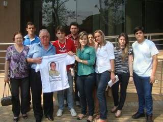 Familiares de Valter Schroeder em frente ao Fórum de Dourados em 2012, quando deveria ocorrer o julgamento (Foto: Osvaldo Duarte/Dourados News)