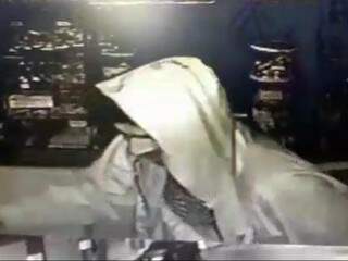 Homem encapuzado fugiu pelo teto após furto que causou prejuízo de pelo menos R$ 3 mil (Foto: Direto das Ruas)