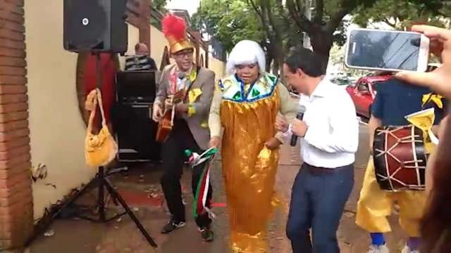 Em lan&ccedil;amento de campanha, Marquinhos dan&ccedil;a e arranca risadas das crian&ccedil;as