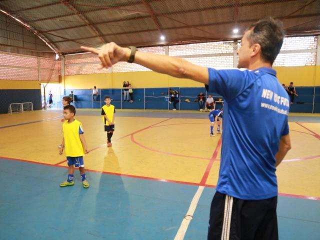 Escolinha de futsal d&aacute; oportunidade para todos os alunos serem campe&otilde;es
