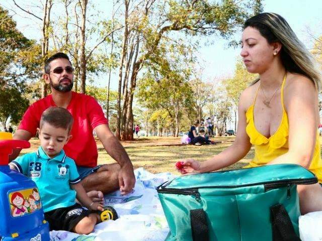 Dia dos Pais re&uacute;ne fam&iacute;lias no parque para piquenique e ca&ccedil;a ao pok&eacute;mon 