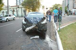 O carro ficou com a frente destruída. (Foto: Simão Nogueira)