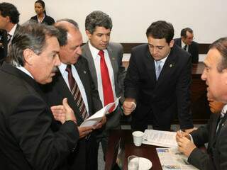 Deputado Antônio Carlos Arroyo (PR) (a esquerda) e Márcio Monteiro (PSDB) (gravata azul) tinham votado contra o projeto, mas depois voltaram atrás. (Foto: DIvulgação)