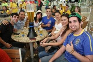 Marcelo reuniu um grupo de amigos para torcer pela seleção canarinho. (Foto: Marcos Ermínio) 