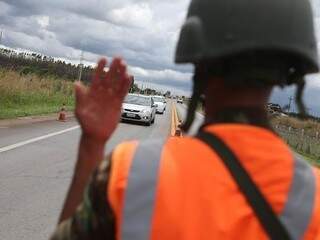 Militar em blitz na rodovia (Foto: Marcello Casal Jr/Agência Brasil)