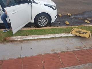 Placa está caída na calçada até o momento (Foto: Direto das Ruas)