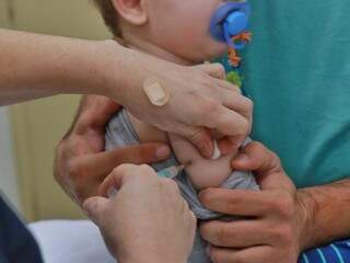 Vacinas são aplicadas durante a infância. (Foto: Henrique Kawaminami)