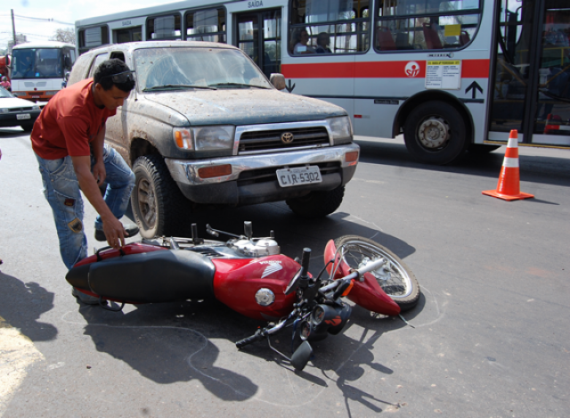  Condutor de caminhonete desrespeita sinaliza&ccedil;&atilde;o e bate em motocicleta