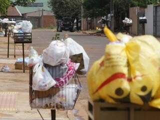 Lixo está acumulado em frente das casas em Campo Grande (Foto: Gerson Walber)