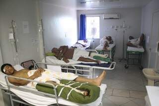 Diante da redução de vagas, leitos são improvisados em hospitais da Capital (Foto: Marcos Hermínio)