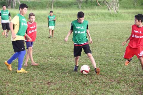 Na escolinha, crianças em busca de um sonho: ser jogador de futebol