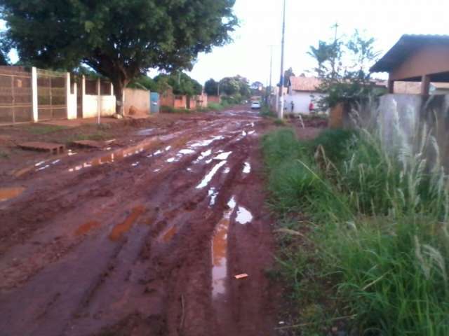 Com servi&ccedil;o de pavimenta&ccedil;&atilde;o parado, rua do Aero Rancho fica instransit&aacute;vel