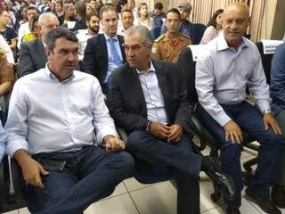 À esquerda do governador, o secretário de Administração Carlos Alberto de Assis; à direita, o secretário de Governo, Eduardo Riedel (Foto: Leonardo Rocha)