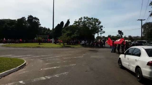 AO VIVO: Protesto de professores bloqueia tr&acirc;nsito no Parque dos Poderes