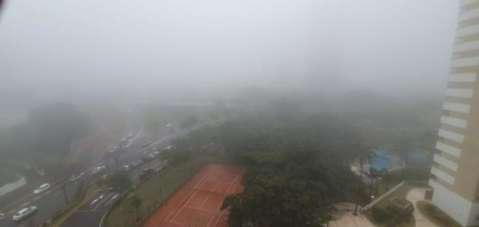Frente fria traz neblina e visibilidade cai nas ruas de Campo Grande