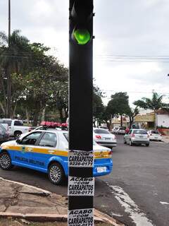 Ontem (8), a Agetran registrou um boletim de ocorrência referente a propaganda em semáforo da Capital. (Foto: João Garrigó)