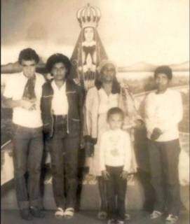 Família negra de devotos, uma das imagens utilizadas no livro (Reprodução)