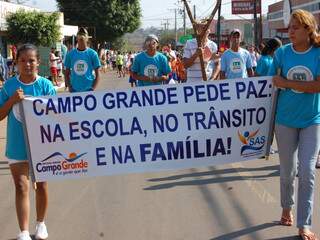 Com faixas e cartazes, os moradores pedem paz na comunidade e no trânsito. (Foto: Simão Nogueira)