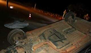 O carro parou com as quatro rodas para cima. A motorista foi lançada e morreu no local. (Foto: André de Abreu/Top Mídia News)