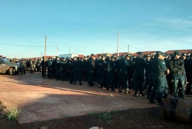 Pol&iacute;cia militar e DOF ocupam casas invadidas para despejar fam&iacute;lias