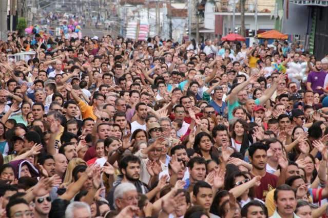 F&eacute; e devo&ccedil;&atilde;o: centenas de fi&eacute;is acompanham missa de Corpus Christi