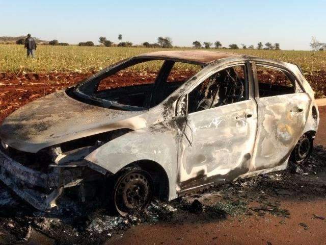Ve&iacute;culo usado em onda de assaltos &eacute; encontrado incendiado