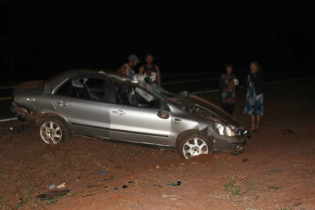  Rapaz sofre ferimentos graves ao ser lan&ccedil;ado fora de carro em capotagem na BR-262 