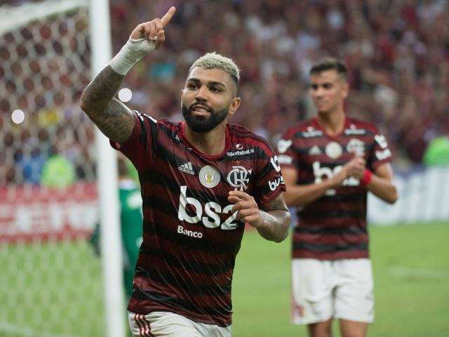 Flamengo bate Bahia de virada e fica a 3 vit&oacute;rias do t&iacute;tulo do Brasileir&atilde;o