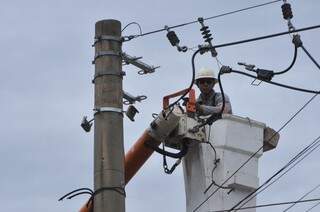 Funcionários de terceirizada da Energisa trabalham na manutenção da rede (Foto: Alcides Neto)