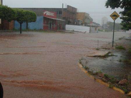 Chuva forte n&atilde;o da tr&eacute;gua e volta a alagar cidade no sul, veja o v&iacute;deo
