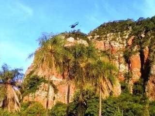 Helicóptero durante buscas na montanha (Foto: Porã News)