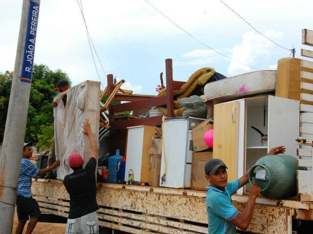  Espera de meses por casa termina e fam&iacute;lias da Cidade de Deus mudam para lotes