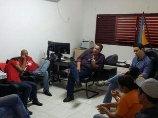 Vanildo Elias (de vermelho) em reunião com superintendente do Incra (Foto: Direto das Ruas)