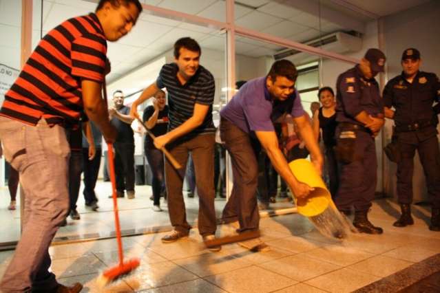 Aliados de Bernal vaiam assessores de Olarte e lavam Pa&ccedil;o Municipal