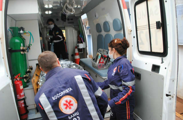  Homem de 36 anos &eacute; atingido por dois tiros dentro de casa, em Dourados